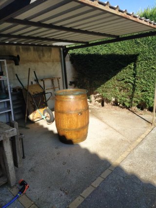 Barrica de madera restaurada con tapa de cristal