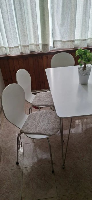 Mesa blanca con 5 sillas