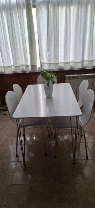 Mesa blanca con 5 sillas