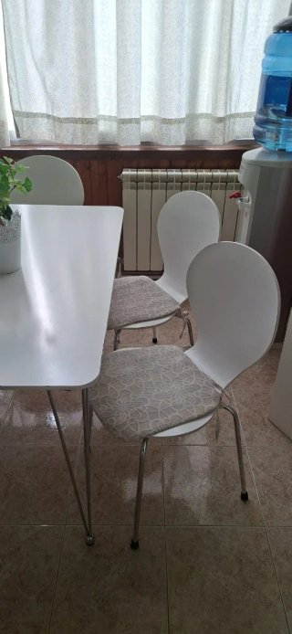 Mesa blanca con 5 sillas