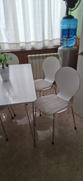 Mesa blanca con 5 sillas