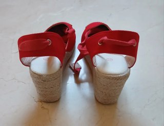 Cuñas rojas atadas talla 37