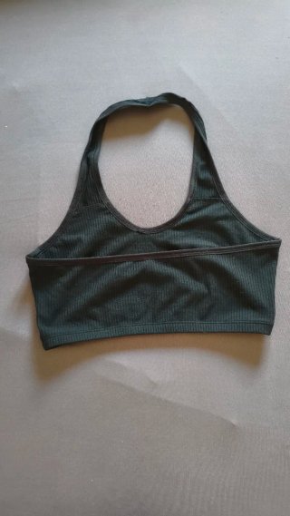 Top halter negro acanalado