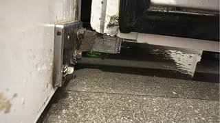 Congelatore verticale ad alta capacità, porta rotta