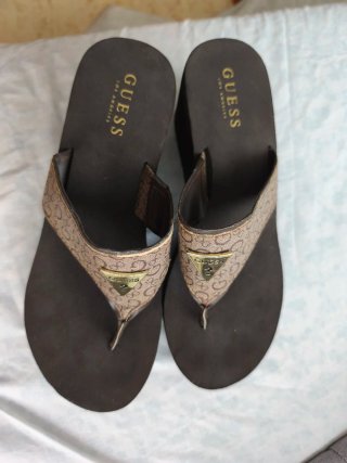 Sandalias Guess T39.5 Plataforma Marrón y Dorado
