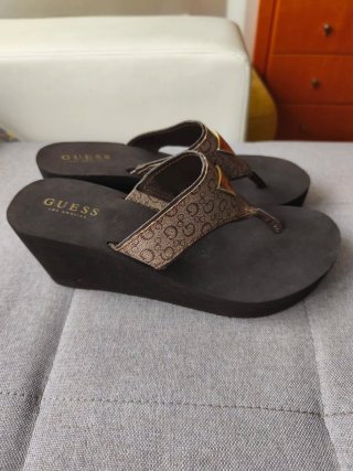 Sandalias Guess T39.5 Plataforma Marrón y Dorado
