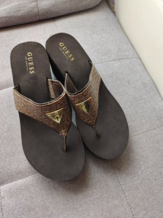Sandalias Guess T39.5 Plataforma Marrón y Dorado