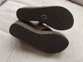 Sandalias Guess T39.5 Plataforma Marrón y Dorado