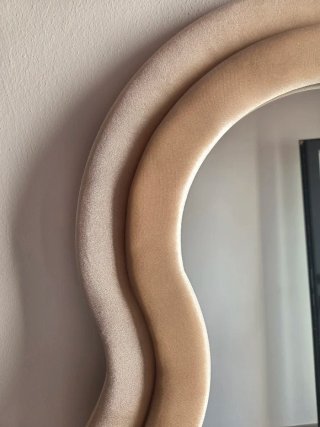Espejo terciopelo beige ondulado