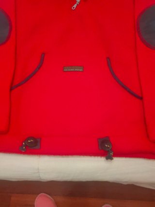 Sudadera de paño roja con parches talla 14 joven
