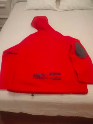 Sudadera de paño roja con parches talla 14 joven