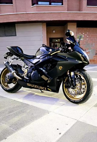 Suzuki GSXR1000 Negra y Dorada CAMBIO CON VOGE 900