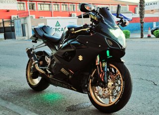 Suzuki GSXR1000 Negra y Dorada CAMBIO CON VOGE 900