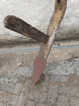 Arado antiguo de madera para restaurar