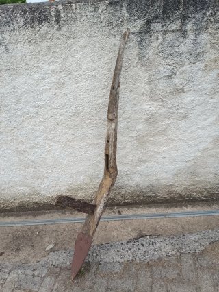 Arado antiguo de madera para restaurar
