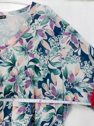 Blusón estampado flores Talla 56. Cuello pico, m/c