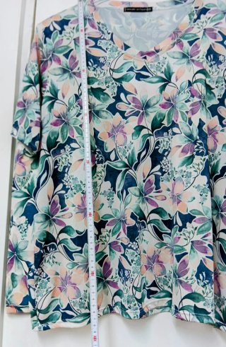 Blusón estampado flores Talla 56. Cuello pico, m/c