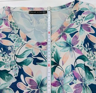Blusón estampado flores Talla 56. Cuello pico, m/c
