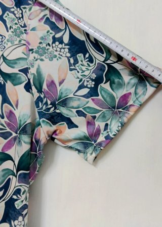 Blusón estampado flores Talla 56. Cuello pico, m/c