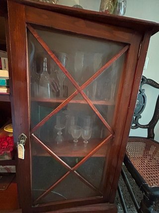 Librería vintage de madera y cristal