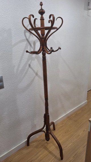 Perchero de pie de madera antiguo