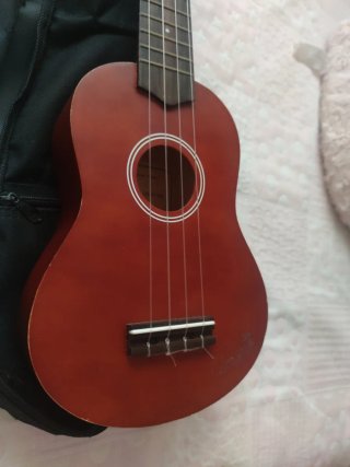 Ukelele rojo con funda negra