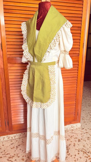Bata Rociera Blanca con Volantes Verdes