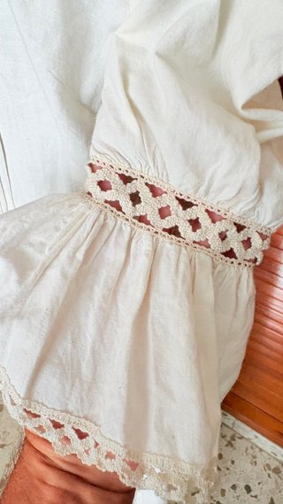 Bata Rociera Blanca con Volantes Verdes