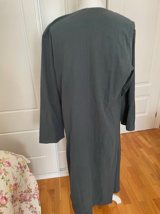 Vestido largo boho verde con bordado floral dorado