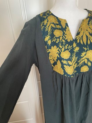 Vestido largo boho verde con bordado floral dorado