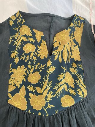 Vestido largo boho verde con bordado floral dorado