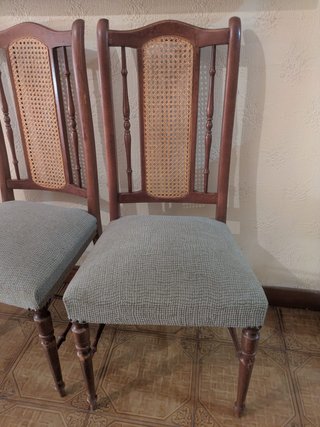 Sillas de madera con asiento de tela