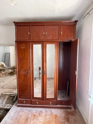 Armario ropero de madera con puertas de cristal