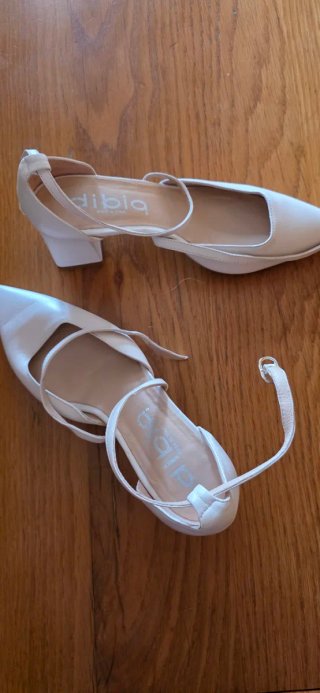 Zapatos dibia, piel blancos usados 1 vez,