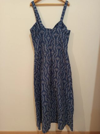 Vestido midi bordados perforados engomados. Zara S