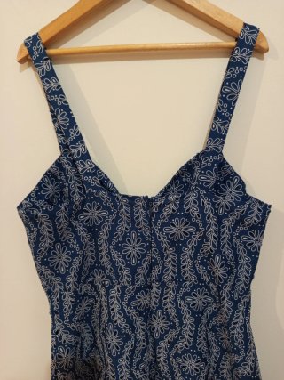 Vestido midi bordados perforados engomados. Zara S