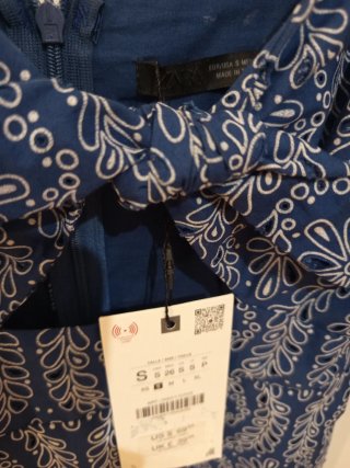 Vestido midi bordados perforados engomados. Zara S
