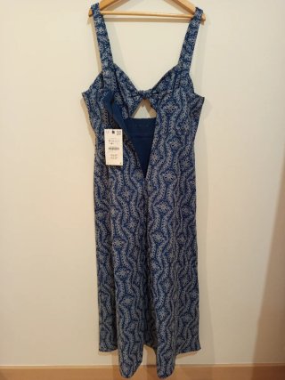 Vestido midi bordados perforados engomados. Zara S