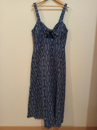 Vestido midi bordados perforados engomados. Zara S