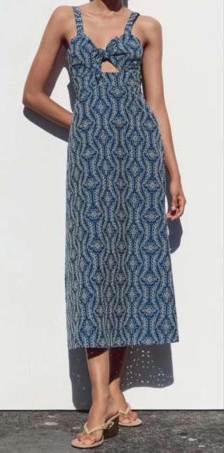 Vestido midi bordados perforados engomados. Zara S