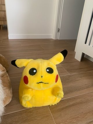 Lote 2 peluches: León y Pikachu