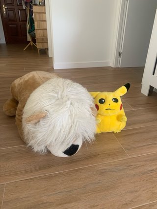 Lote 2 peluches: León y Pikachu