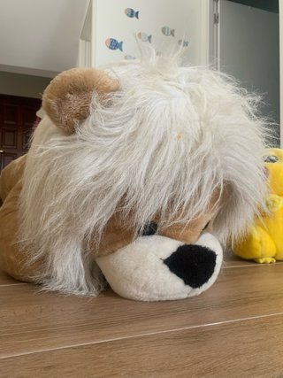 Lote 2 peluches: León y Pikachu