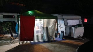 Caravana con ficha verde