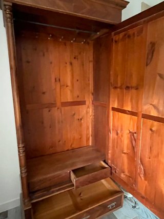Armario de madera con espejo