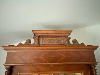 Armario de madera con espejo