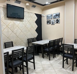 Mesas, taburetes, barricas, sillas madera. Barato