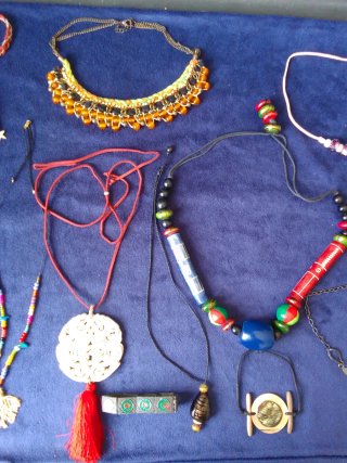 Lote 11 collares de colores y distintos modelos