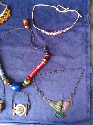 Lote 11 collares de colores y distintos modelos