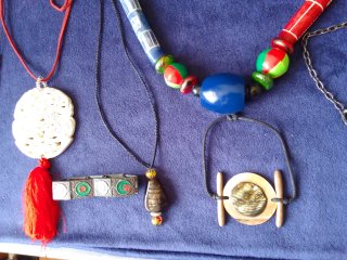 Lote 11 collares de colores y distintos modelos